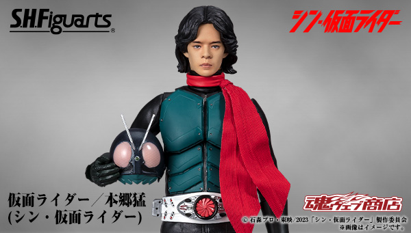 「S.H.Figuarts #仮面ライダー／#本郷猛（#シン・仮面ライダー）」ついに詳細公開＆受注開始!!​​
🛒ご予約は→ p-bandai.jp/item/item-1000…​

#池松壮亮 氏の表情をデジタル彩色で再現！仮面ライダー頭部や、手持ち用マスクも付属。
マフラーはワイヤー入りの布製素材で、たなびく演出が可能!!​
#t_shf