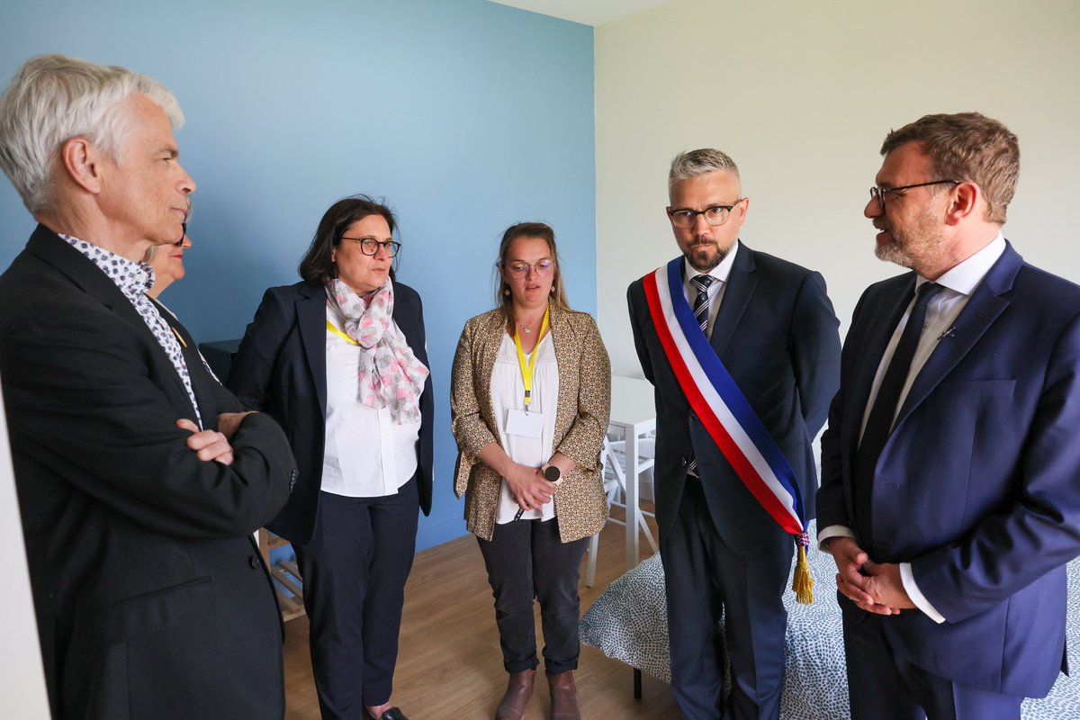 🔑 Inauguration de la Pension de Famille “#LUCIECOUTAZ” à Esteville (76) avec <a href="/OlivierKlein93/">Olivier Klein</a>. La Fondation <a href="/Abbe_Pierre/">Abbé Pierre</a>, <a href="/emmausalt/">emmaus-alternatives</a> et <a href="/EmmausHabitat/">Emmaüs Habitat</a> réalisent ainsi le vœu de l’#AbbéPierre : des logements pour les personnes en difficulté dans ce lieu où il a fini sa vie.