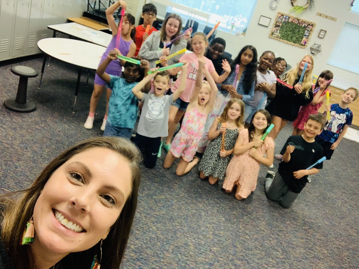 MsCliffordHES's tweet photo. Day 1: LAST DAY OF SCHOOL!🌈☀️ Bubbles for Third Grade! @HicksElementary #HicksES https://t.co/Db9Tzuz94p