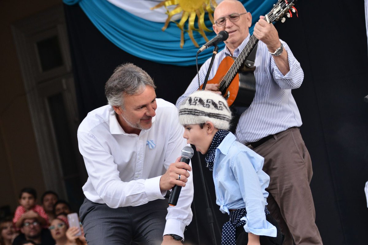 arielbaez's tweet photo. Celebración del 25 de Mayo en la escuela "Manuel Belgrano" . 

Gracias por la invitación, una gran alegría compartir momentos inolvidables con los estudiantes ❤️🇦🇷

 #ArielBaez #DiputadoProvincial #Lista32 #CICO #CiudadanosComprometidos https://t.co/WGhMffy59H