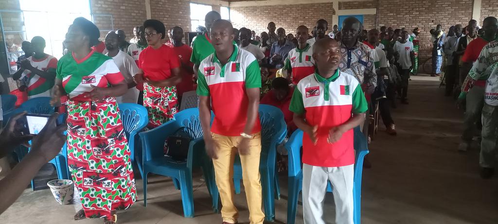 NDIHOKUBWAYOAT9's tweet photo. #Burundi,@CNDD_FDD_KARUSI ,@c_bugenyuzi Amasengesho mpuza madini yo gushimira Imana y'ukwezi kwa #Rusama yaitabwe kurugero rushimishij!#Abagumyabanga barashima ivyiza Imana yabakoreye,Ku migambi mvyiza indongozi zashize imbere ikaba iriko igenda neza @R_Ndikuriyo, @GeneralNeva https://t.co/DJcbrQZ77Q