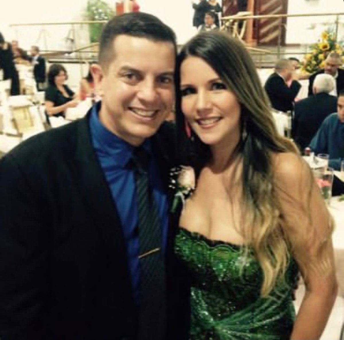 Aridni Oramas González, esposa del coronel Antonio Pérez Suárez, fue directora de Multiservicios Aco 2012 C.A. Esta compañía obtuvo contratos con la Fundación del Pueblo Soberano, una institución que presidió el militar ahora acusado de corrupción 

👉🏻bit.ly/3Bn755S