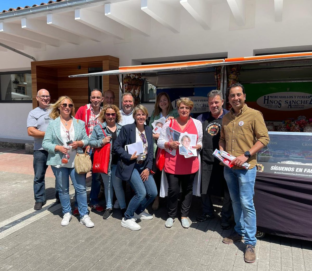 FSA_PSOE's tweet photo. El número 2 por el Oriente, Ángel Morales, la número 3, Esther Freile, el número 4, Jairo Palacios, y la directora general de Desarrollo Rural e Industrias Agrarias, Begoña López han participado hoy en el reparto en #Colunga junto a la candidatura local que encabeza Sandra Cuesta.

#LoQueVotasImporta
#VotaBarbónPresidente  💙💛