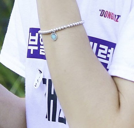 얘드라 근데 이팔찌 어디서 많이 보던거 같지 않니??에이 걍 비슷한 거겠지 뭐 설마🤭🤭