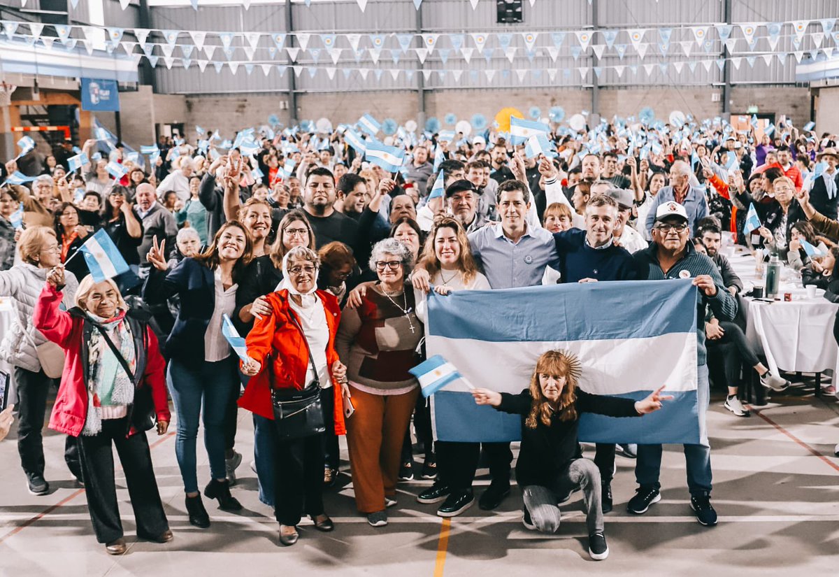 FedericoAchaval's tweet photo. El #25DeMayo es un #DíaHistórico, y lo empezamos en el Club Municipal Lagomarsino junto al ministro @wadodecorrido, familias e instituciones celebrando el amor y el orgullo que sentimos por nuestra patria. 

En un nuevo aniversario de aquel momento tan importante, seguimos luchando por una Argentina más libre, más federal y más justa.