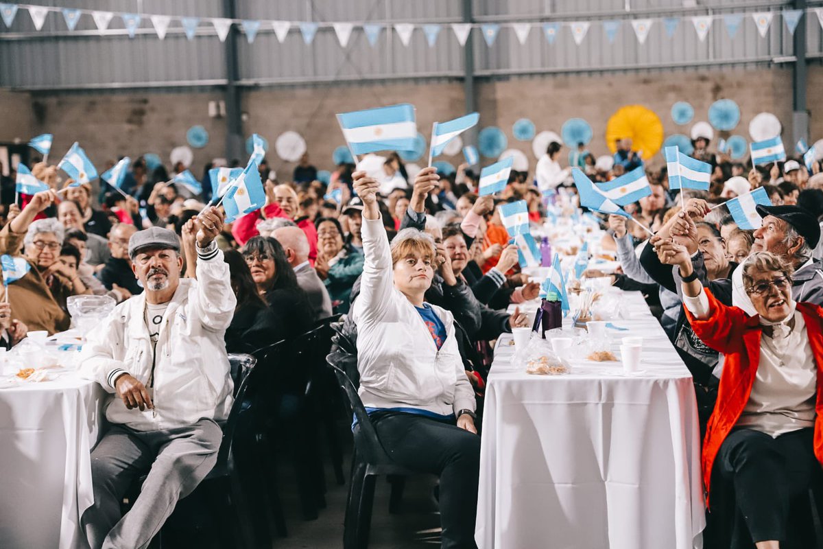 FedericoAchaval's tweet photo. El #25DeMayo es un #DíaHistórico, y lo empezamos en el Club Municipal Lagomarsino junto al ministro @wadodecorrido, familias e instituciones celebrando el amor y el orgullo que sentimos por nuestra patria. 

En un nuevo aniversario de aquel momento tan importante, seguimos luchando por una Argentina más libre, más federal y más justa.