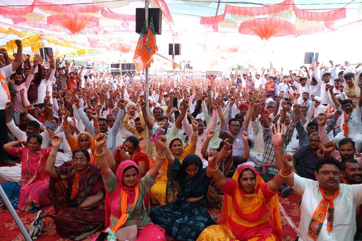 kkvishnoibjp's tweet photo. प्रदेश कांग्रेस की कुनितियों एवं कुशासन के विरुद्ध भाजपा द्वारा आयोजित जनाक्रोश महाघेराव के अंतर्गत बाड़मेर मुख्यालय पर महासभा में सम्मिलित हुआ।

आमजन का भाजपा पर अटूट विश्वास एवं कांग्रेस सरकार की त्रस्त नीतियों,जंगलराज,भ्रष्टाचार, महिलाओं एवं दलितों के ख़िलाफ़ उमड़ा जनसैलाब से स्पष्ट हो गया कि वर्तमान कांग्रेस सरकार की नीतियों से आमजन त्रस्त है अब बदलाव के साथ आगामी चुनावों में कांग्रेस प्रदेश से विलुप्त हो जाएगी।
#barmer
#janakroshmahagherav
@BJP4Rajasthan