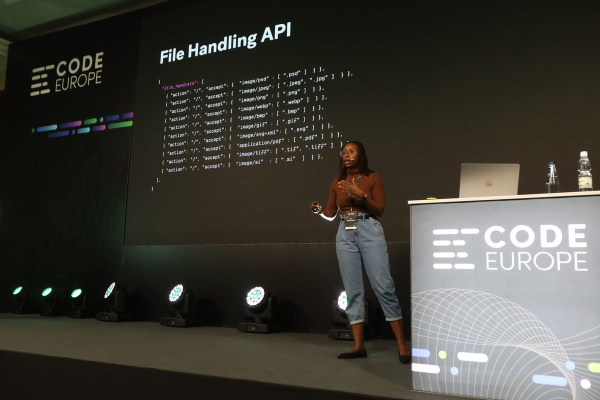 Talking about the „#PWAs Today” with @ireaderinokun at #CodeEurope23. 🎤

#JavaScript #appsarchitecture #ApplicationArchitecture
