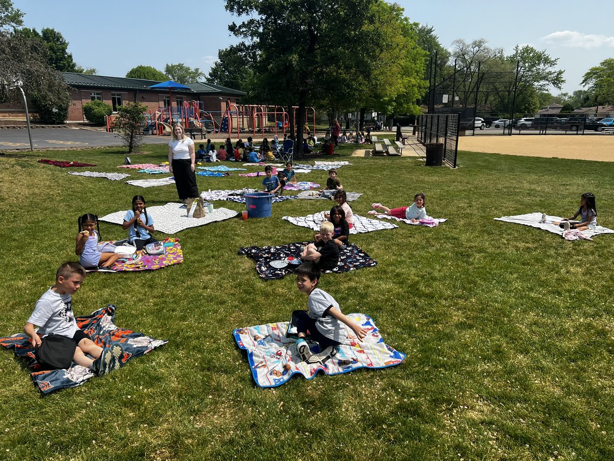 MrsCarlson1st's tweet photo. P for Picnic Day and Q for Quiet Reading Day! https://t.co/prdabjPC3O
