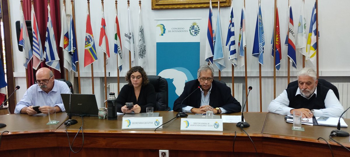 cintendentesuy's tweet image. Se realiza la jornada de #hoy en @cintendentesuy  la reunión de directores de tránsito de los gobiernos departamentales. En la agenda de trabajo se destacan los temas referentes al Permiso Único Nacional de Conducir #PUNC y lo vinculado a la unificación de multas de tránsito.