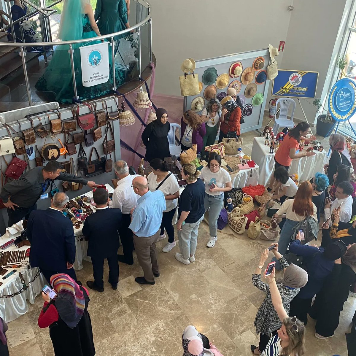 Yıl Sonu Sergimiz Erdem Beyazıt Kültür Merkezi'nde açıldı. Sergimizin açılışına Sayın İl Milli Eğitim Müdür Yardımcılarımız, Kepez İlçe Milli Eğitim Müdürü Sayın Kenan Yavuz ve Şube müdürlerimiz katıldılar 
@hbogm 
<a href="/emre_caliskan/">Emre Çalışkan</a>
<a href="/k_yavuz07/">KENAN</a>
<a href="/karatasht/">Himmet Karataş🇹🇷</a>
<a href="/antalyamem07/">Antalya İl Millî Eğitim Müdürlüğü</a>
<a href="/07kepezmem/">Kepez İlçe Milli Eğitim Müdürlüğü</a>