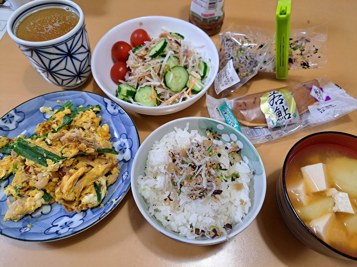 this is thursday dinner. It's scrambled eggs with chive pork and radish salad. I sprinkled white rice with whitebait.
#dinner
#Japan
#wasohku
#scrambledeggs
#whitebait