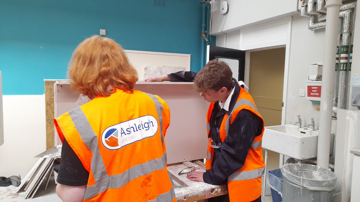 ashleighscot's tweet image. #CPP2023 students from @Belmont_DT are at @AyrshireColl this afternoon taping &amp;amp; filling the stud wall partitions they previously made during the Joinery workshop 👷‍♀️ 

@DYWAyrshire | @hubswscotland 

#teamwork #partnerships #tradespeople #taping #filling