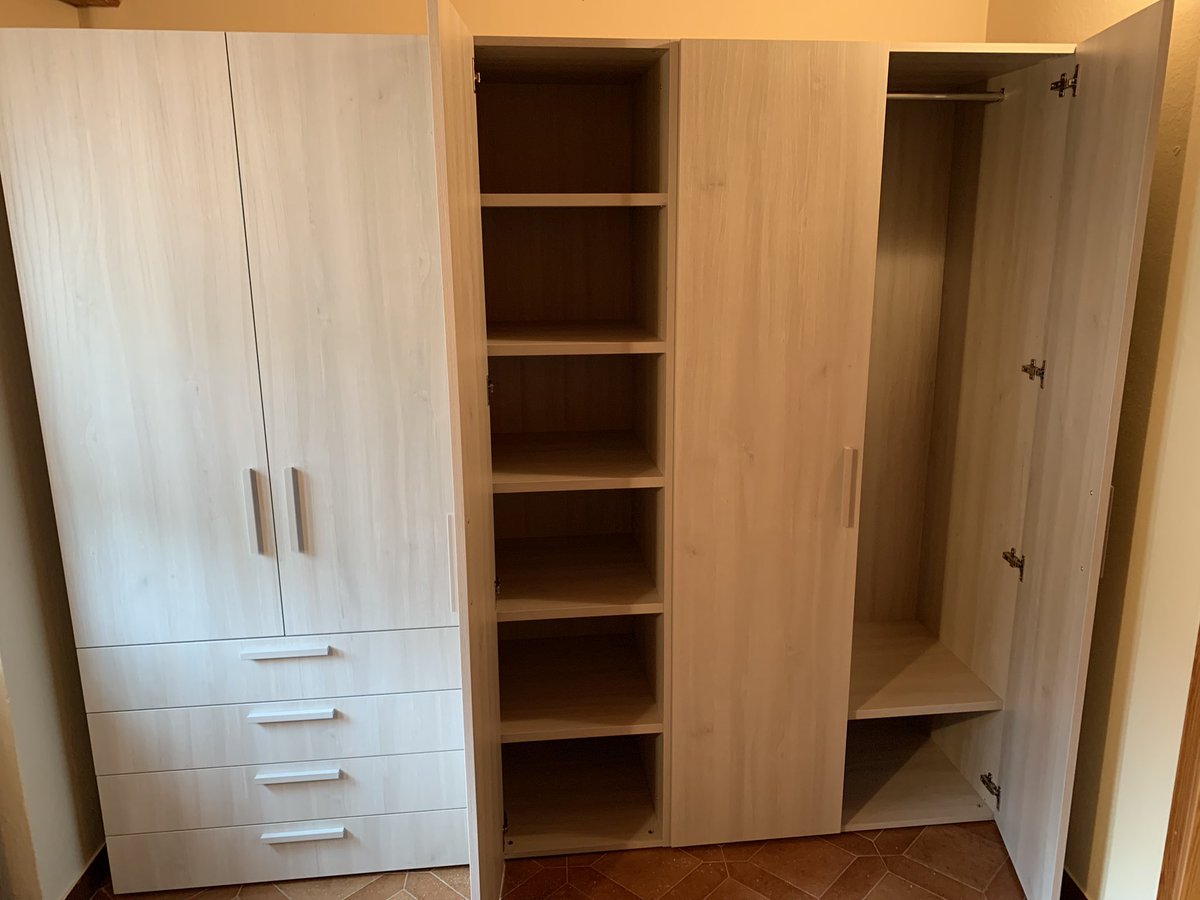 PoggiArreda's tweet photo. Oggi vi portiamo a scoprire la nostra ultima realizzazione in #ValTrebbia a Carpeneto!
Una classica richiesta per le piccole case del nostro Appennino è quella di realizzare #armadi di altezze ridotte per la #mansarda.
#ColombiniCasa #PoggiArredamenti https://t.co/h8MFwdKSLq