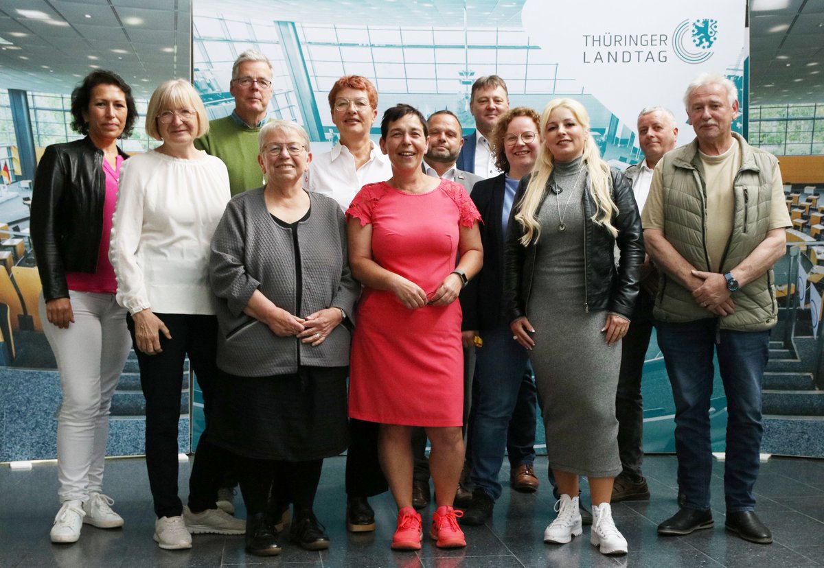 Thüringer Landtag (@thuerlandtag) on Twitter photo Abg. des Brandenburger Petitionsausschusses haben sich heute zu einem Arbeitsgespräch mit Mitgliedern des hiesigen Petitionsausschusses getroffen. Bei dem Erfahrungsaustausch ging es u.a. um die Möglichkeiten öff. Beteiligungen in der parlamentarischen Arbeit. <a href="/Brandenburg_LT/">Landtag Brandenburg</a> Abg. des Brandenburger Petitionsausschusses haben sich heute zu einem Arbeitsgespräch mit Mitgliedern des hiesigen Petitionsausschusses getroffen. Bei dem Erfahrungsaustausch ging es u.a. um die Möglichkeiten öff. Beteiligungen in der parlamentarischen Arbeit. <a href="/Brandenburg_LT/">Landtag Brandenburg</a>