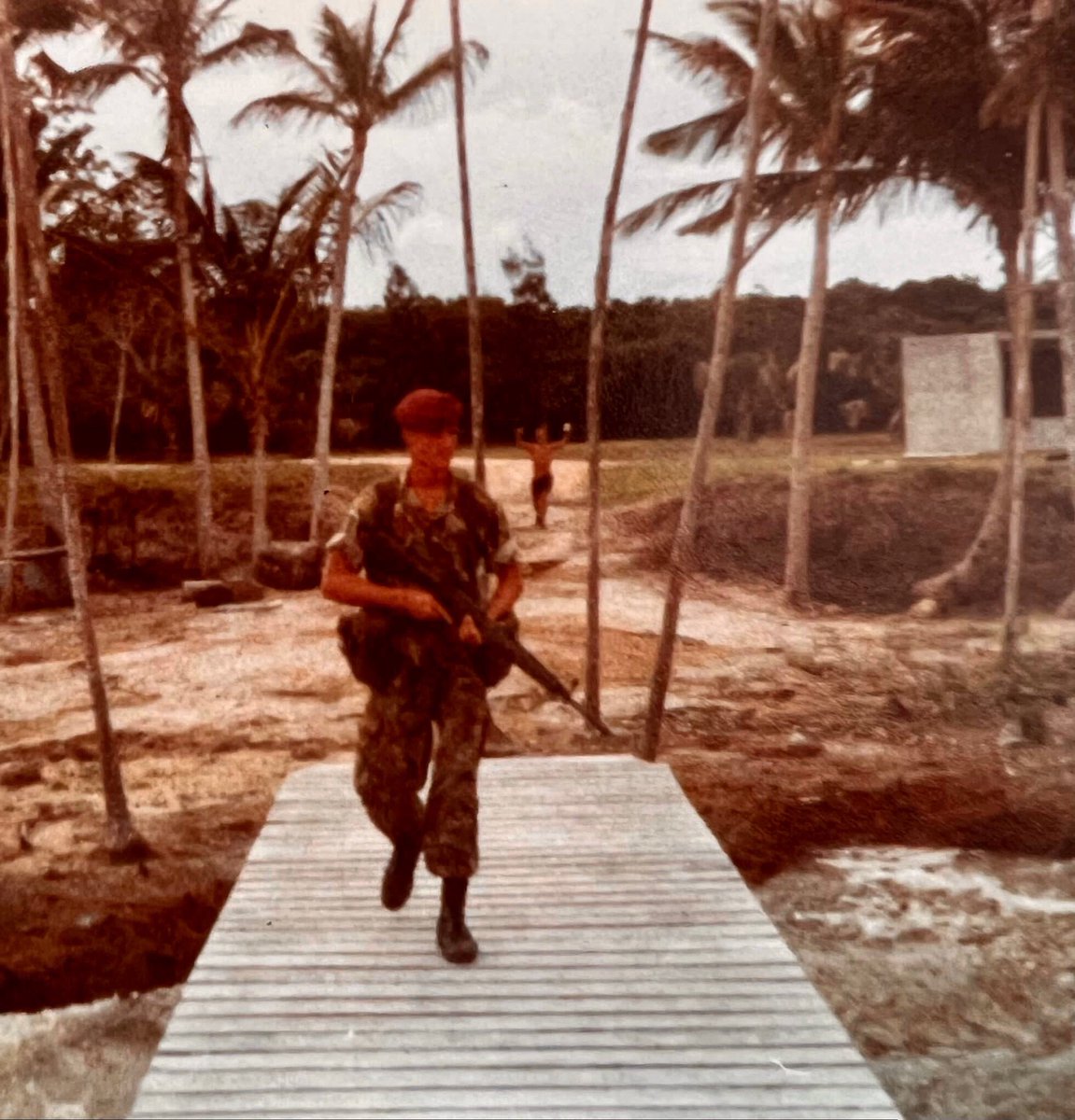 TBT - 1984 Belize
Border Patrol with 3 Para.

A visible presence in the war against narcotics, illegal logging and poaching.

#belize #narcos #3para #parachuteregiment #logging #illegallogging #poaching #saswhodareswins #specialforcesfox #specialforces #sas #realityclubfox