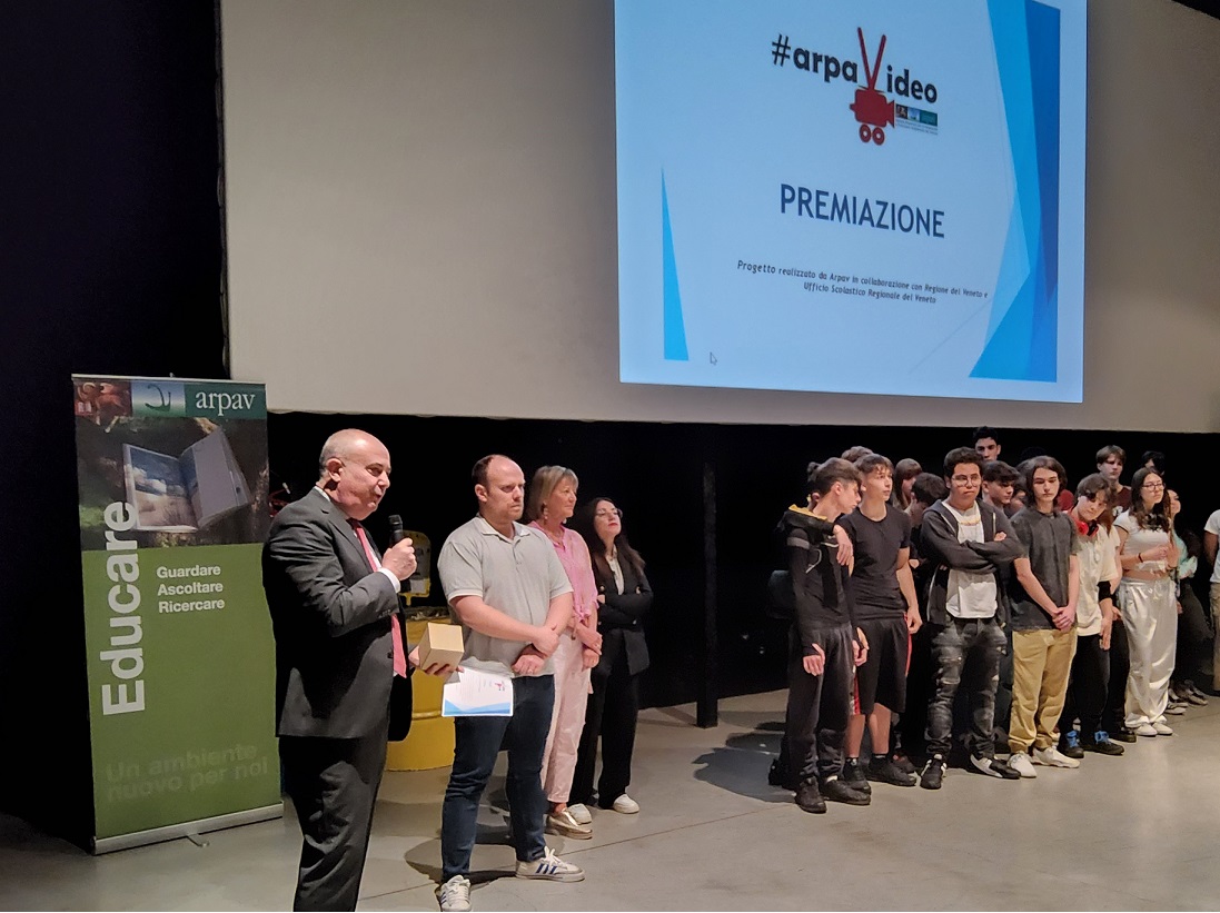 arpaveneto's tweet photo. 🎬#arpaVideo Oggi al cinema Porto Astra di Padova l’evento finale del concorso dedicato alle scuole secondarie di II grado e ai giovani dai 18 ai 24 anni.
Circa 30 i video presentati e oltre 600 i ragazzi coinvolti a cui vanno i complimenti di Arpav per l’impegno e l’entusiasmo! https://t.co/s5LF118lNN