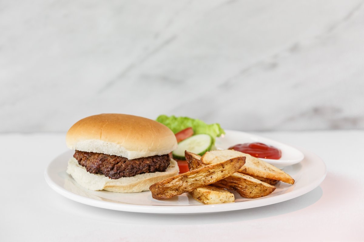 PEIschoolfood's tweet photo. Wow, check out this beef burger π€€ and it's our menu item for today π π€©
Look yummy to you? Hop on our next ordering cycle to wow your diner!
#PEI #PrinceEdwardIsland #PEISchoolFood #PEISchoolFoodProgram https://t.co/1FGj8Oz4qK