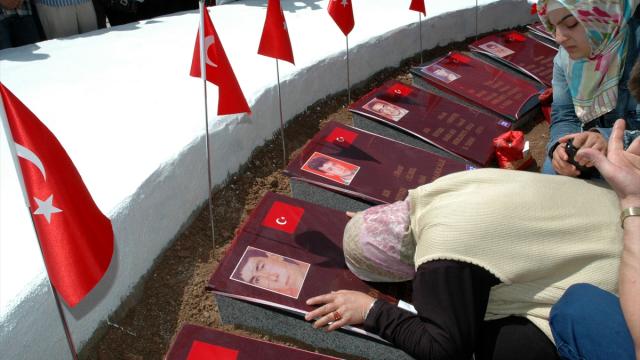 1993 yılında  Malatya'dan usta birliklerine gitmek için sivil otobüslerle yola çıkarıldıktan sonra Elazığ-Bingöl karayolunda pkk lı hainler  tarafından şehit edilen 33 er, 3 öğretmen ve 3 sivil vatandaşımızı Rahmetle anıyoruz.

pkk lı teröristler  1547  mermi ile canlarımızı