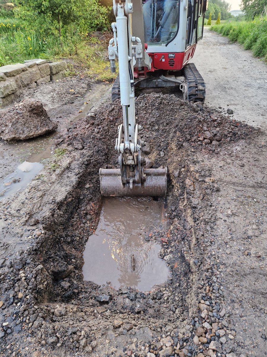 ChorleyGolfClub's tweet image. 25/5
A big thank you to our digger driver @DiggerduncTPL for coming out at 5am this morning to help us find the mains water leak on the track and advice on how to repair. Also a big thank to one of our members Ste Alker who got us a tool, pipe section and advice to repair.