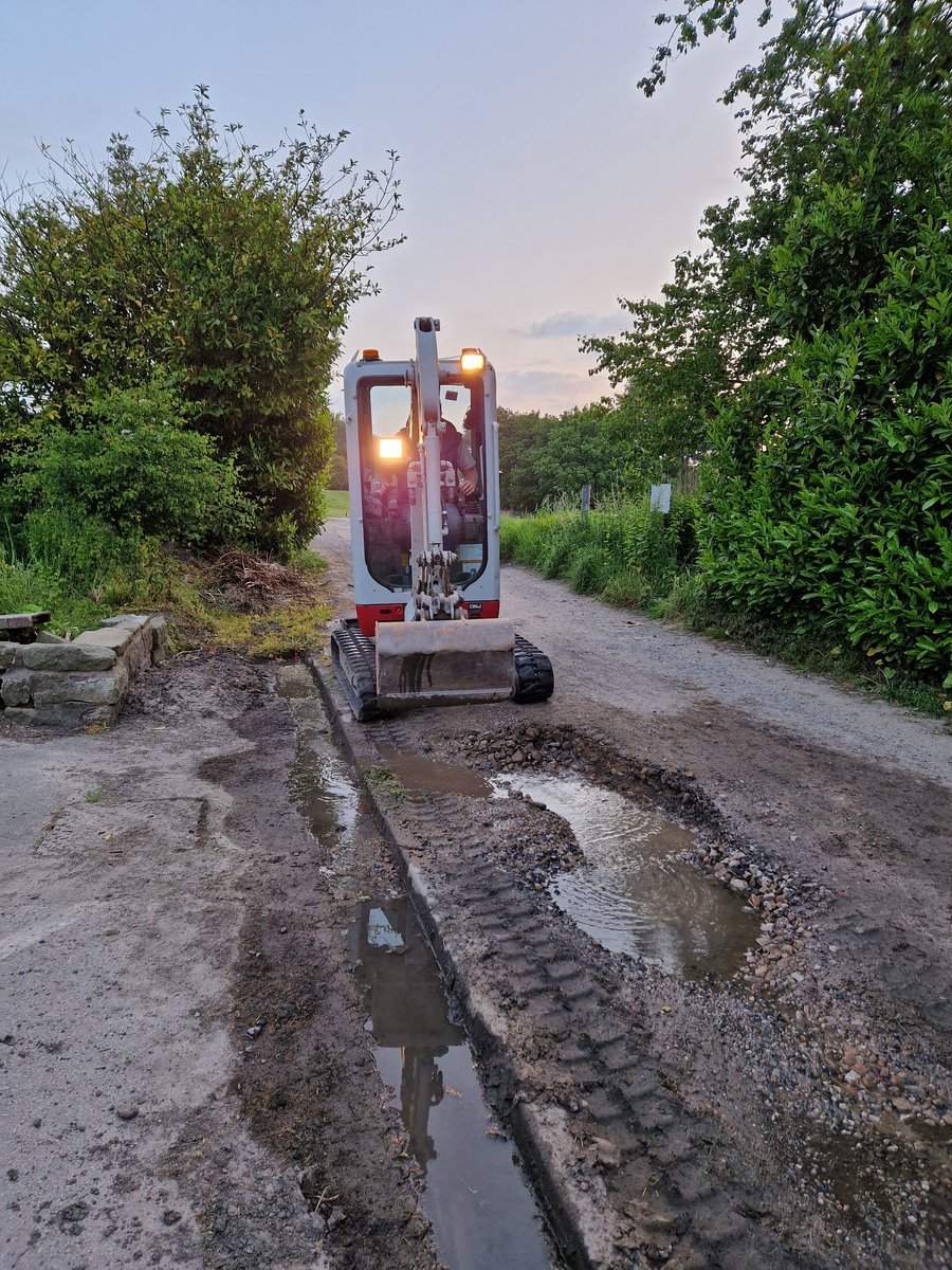 ChorleyGolfClub's tweet image. 25/5
A big thank you to our digger driver @DiggerduncTPL for coming out at 5am this morning to help us find the mains water leak on the track and advice on how to repair. Also a big thank to one of our members Ste Alker who got us a tool, pipe section and advice to repair.