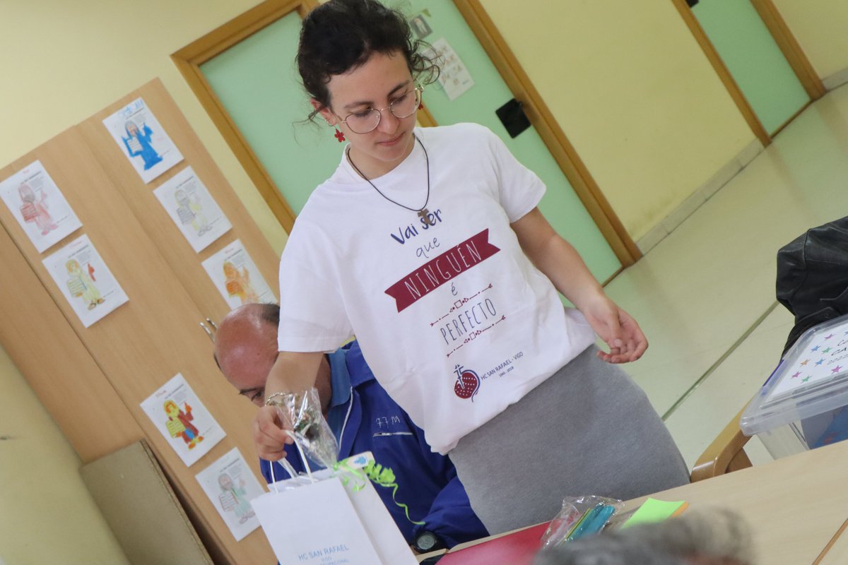 hcsanrafaelvigo's tweet photo. Hace unos días despedimos a nuestra voluntaria Carmen, que lleva participando con nosotros desde el 2018. Tanto las personas usuarias, como los profesionales, echaremos de menos tu vitalidad en y te deseamos lo mejor en esta nueva etapa de tu vida. https://t.co/HBzeMtfpIL