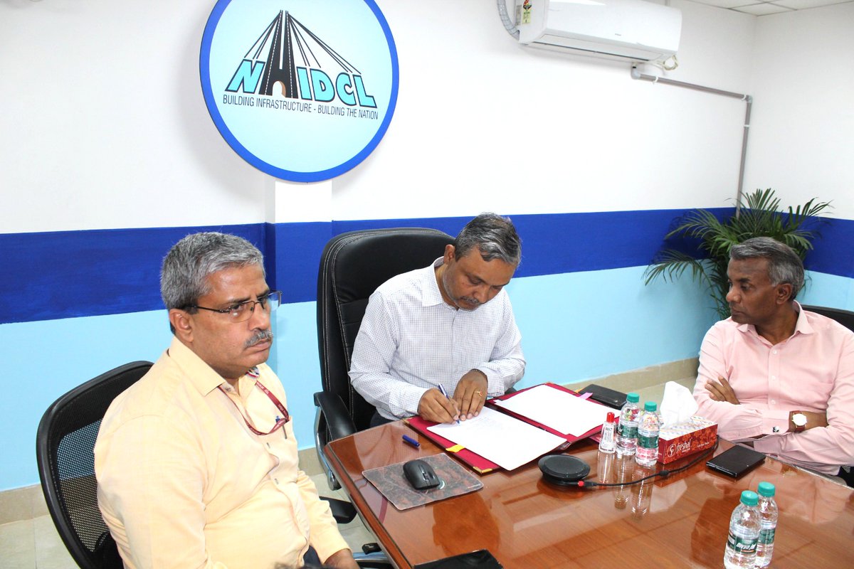 nhidcl's tweet image. In a step towards enhancing quality research in the field of highway engineering, an MoU was signed between @NHIDCL and @IITGuwahati for knowledge sharing on innovative ideas and technologies via Video Conferencing today.
#HighwayEngineering #PragatiKaHighway #BuildingTheNation…