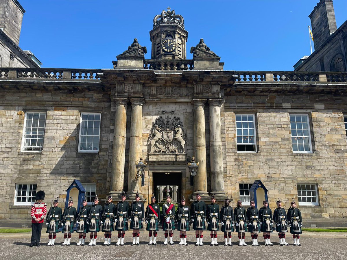 That’s a wrap- having completed his duties the Lord High Commissioner has started his journey home. The Holyrood Guard has finished and took the opportunity to get a team photo against a historic backdrop.  <a href="/The_SCOTS/">The SCOTS</a> <a href="/LyonCourt/">Lyon Court</a> <a href="/AlastairBruce_/">Alastair Bruce</a>  <a href="/ASengaged/">Army HQ Scotland</a>