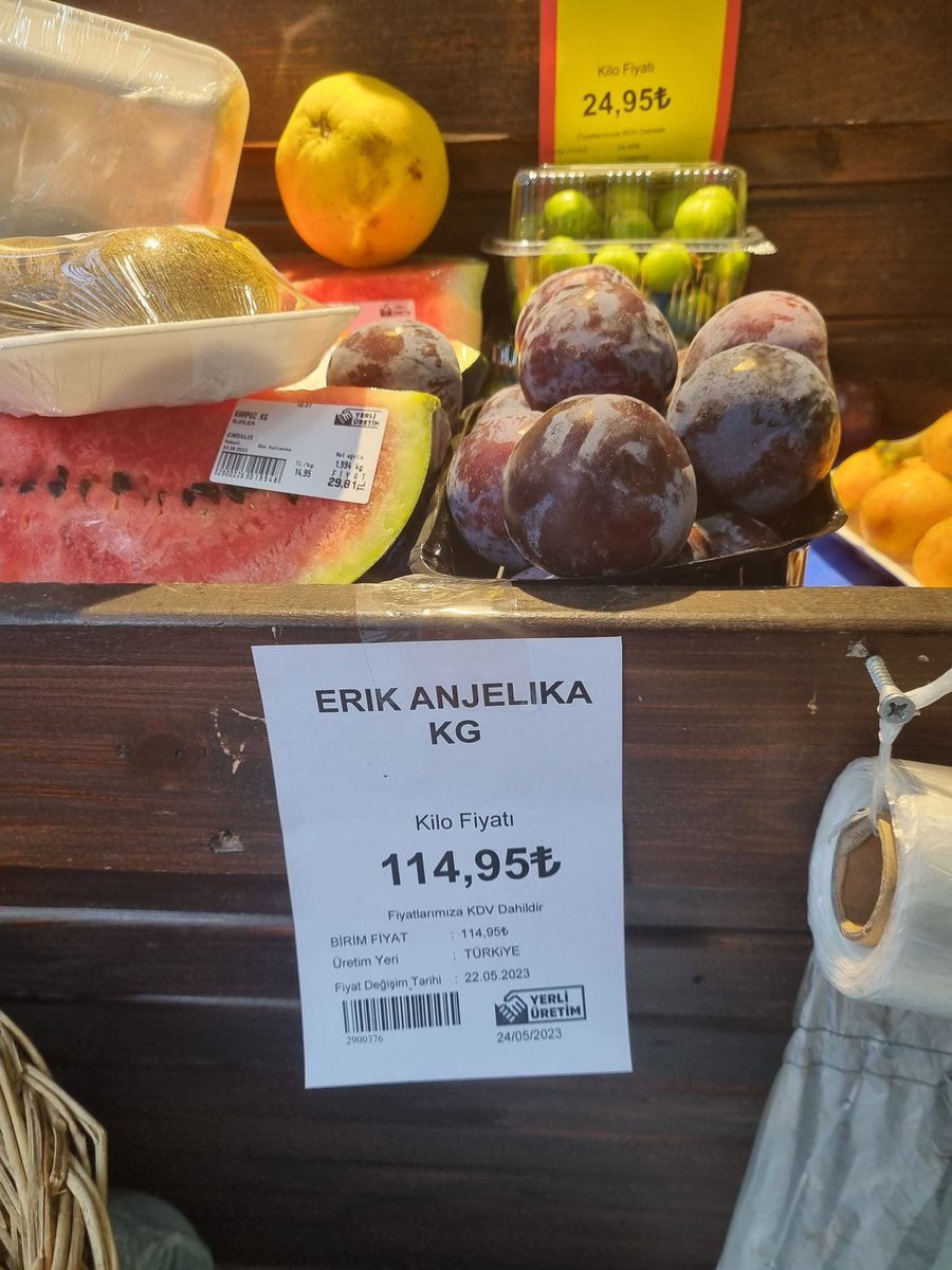 itdemiray's tweet photo. #AfiyetOlsun #Karpuz un dilimi  ve #Angelik #erik buyurun yiyin. Yakında Angelik Eriği de dilimle satacaklar. https://t.co/NBrXnhgUjh