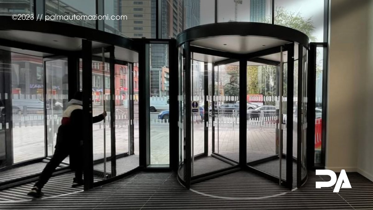 plm_it's tweet photo. Le porte girevoli sono un'opzione efficiente ed economica per qualsiasi edificio che voglia risparmiare energia e creare un ingresso sicuro. Salvano spazio, aiutano a mantenere una temperatura confortevole e possono essere usati per controllare il flusso di persone. https://t.co/SR7QrE3HTy