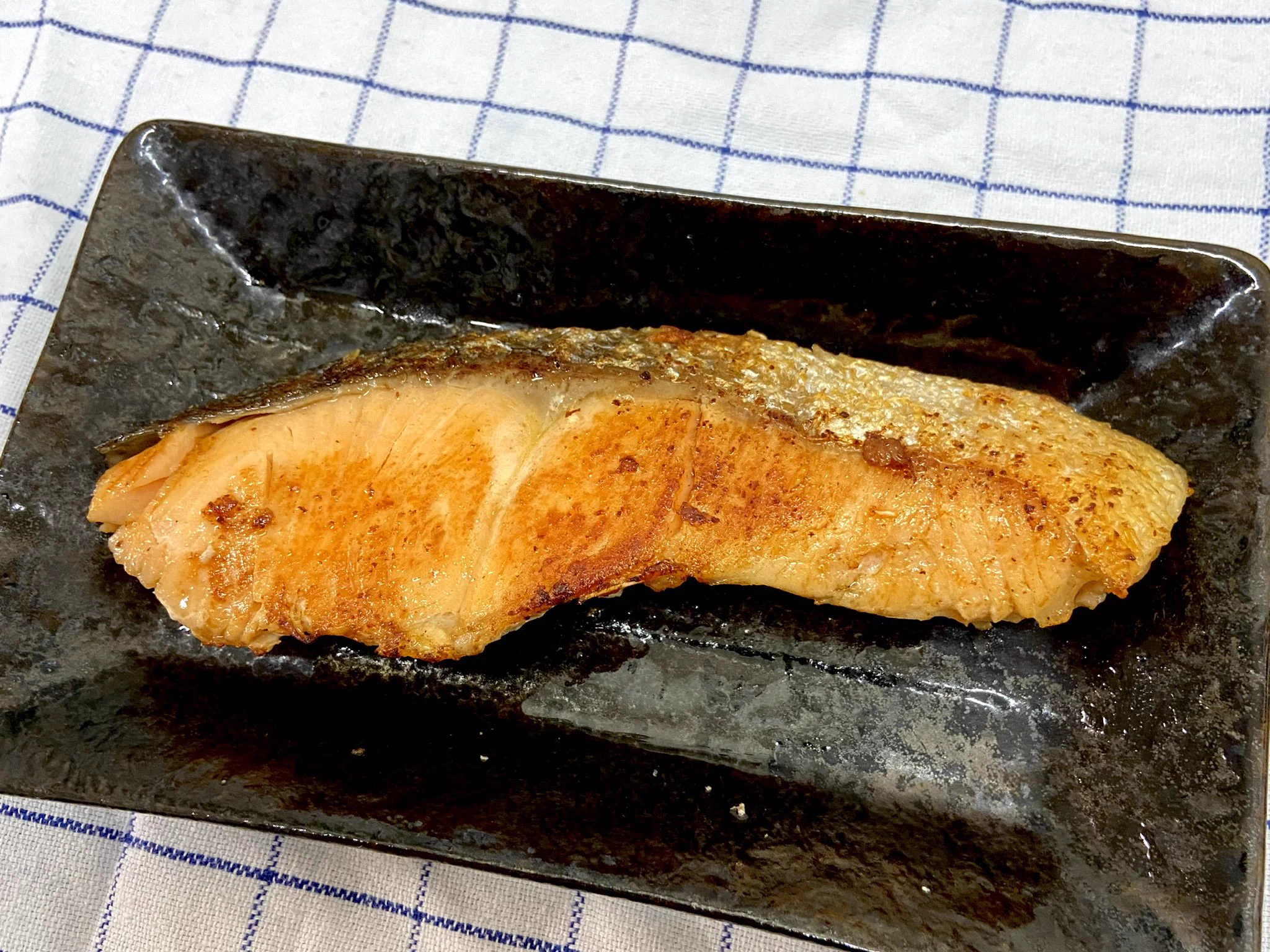 皮パリパリ&身ふっくら、そんな仕上がりになる？！美味しく焼けるという「シャケの焼き方」が話題に！
