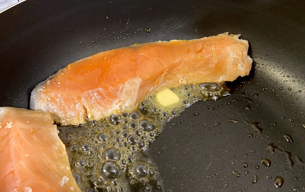 皮パリパリ&身ふっくら、そんな仕上がりになる？！美味しく焼けるという「シャケの焼き方」が話題に！