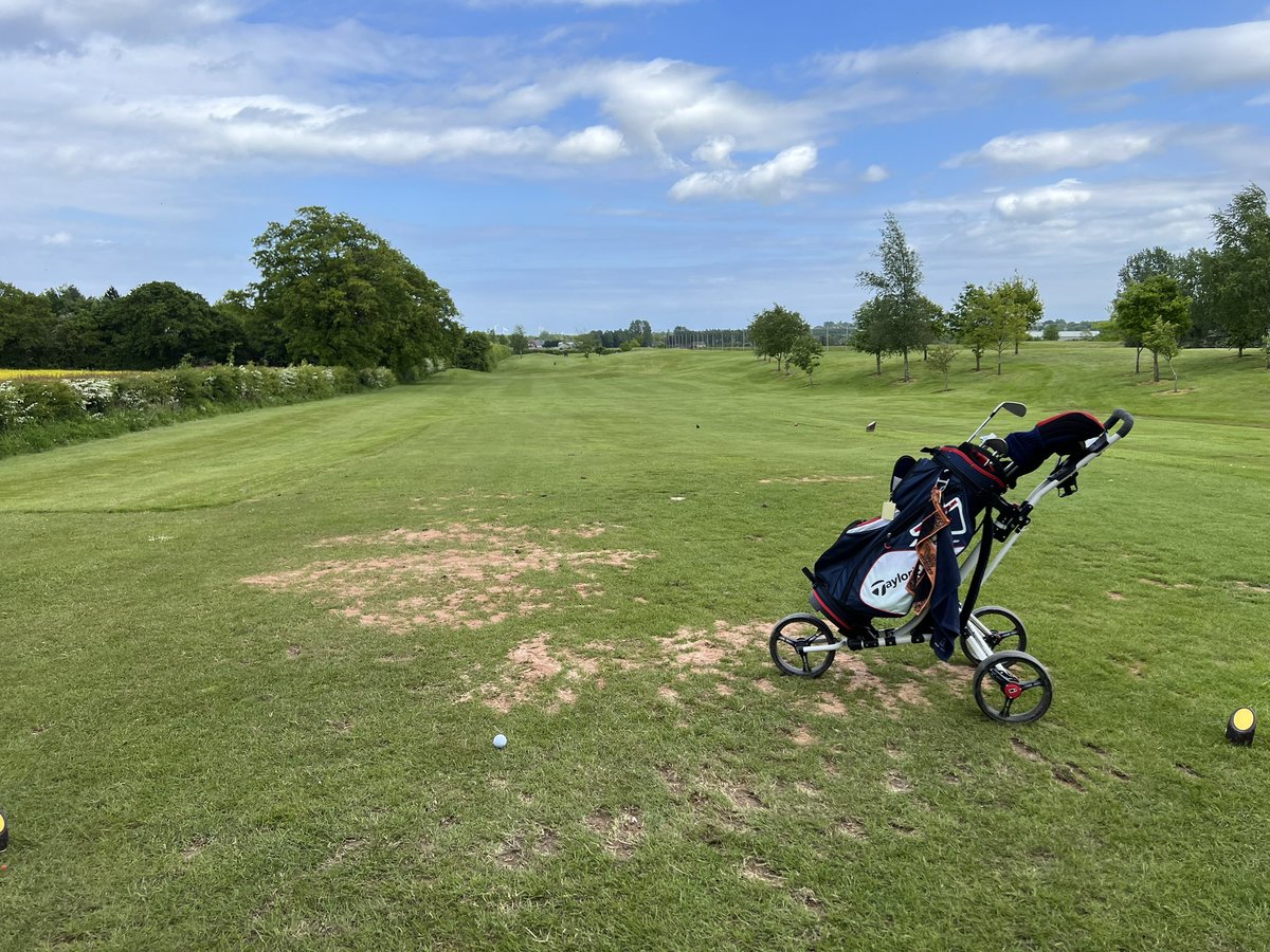 GBMC73's tweet image. 🤓 Really #productive day today GC Training &amp;amp; and no better way to wind down than with a cheeky 9 holes ⛳️ Cocken Lodge Golf Course 🤓

👉🏻 Forgot me #putter but still #parred the 1st hole using me 3 iron as a replacement putter 😳 Infact im better on the green with me 3 iron 🤪