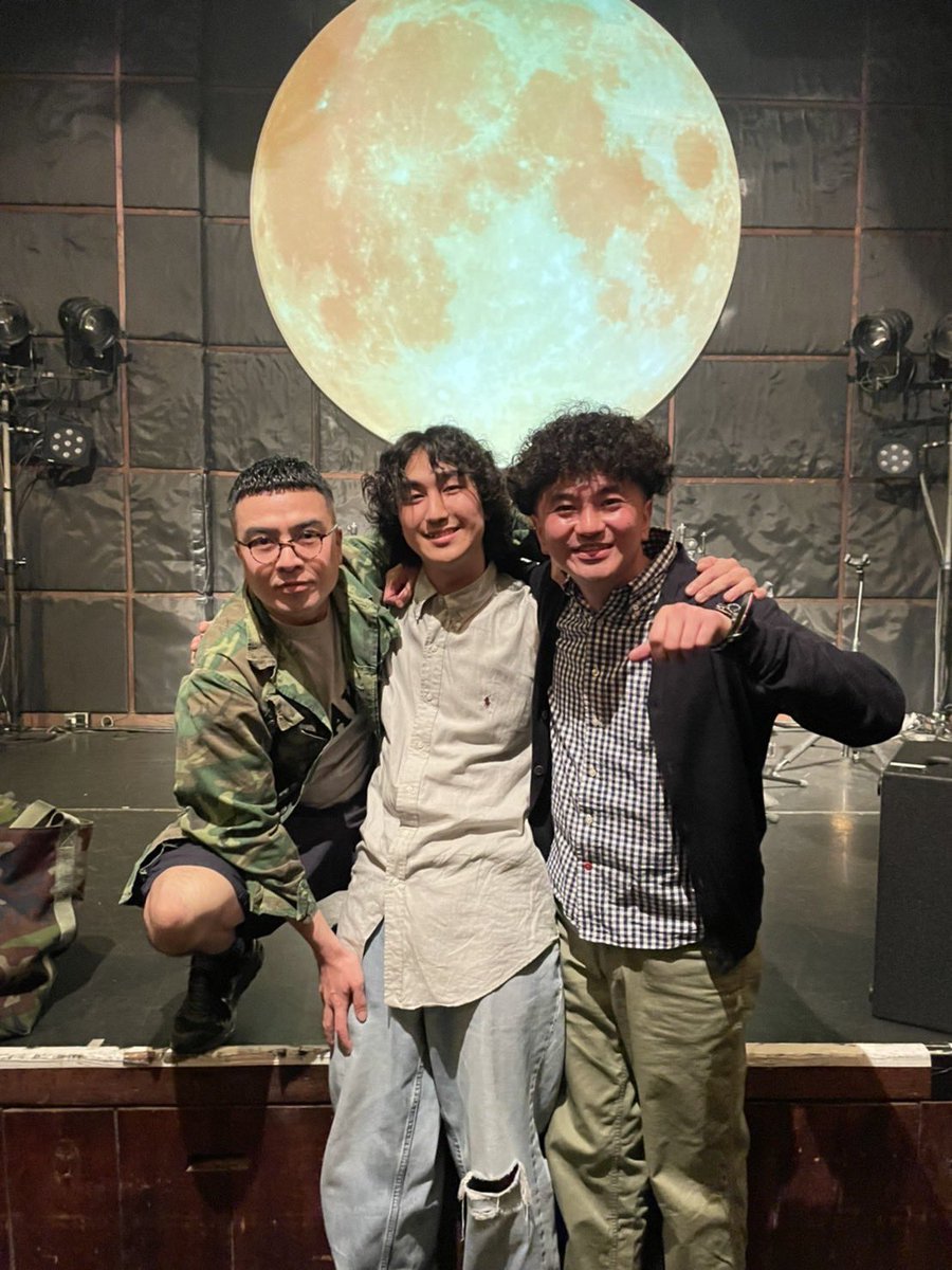 REIJITTY's tweet photo. 満月の前で漫才やれるだなんて！すごく運気上がった気がする！バラとハーブの森ガーデン、ありがとう！！ギターの顔も初公開！！#カナメちゃん村 https://t.co/xQE7Cg1NPd