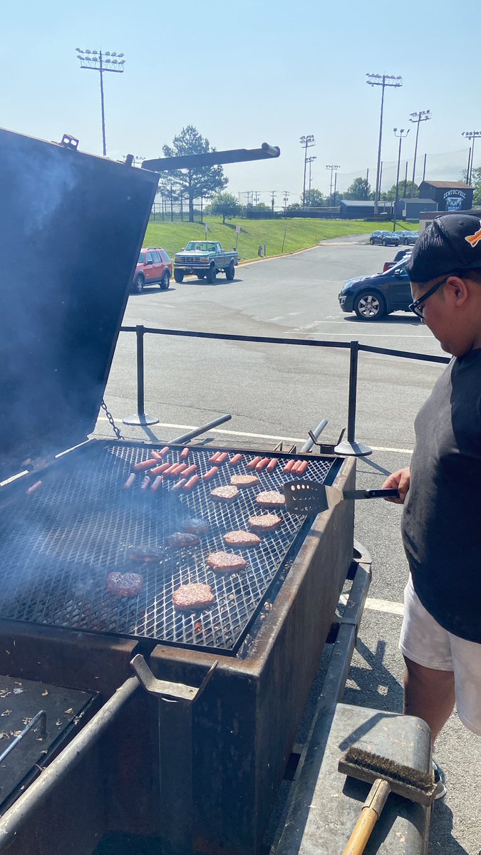 aiden_H501's tweet photo. Great day for a cookout @CVHS_AutoTech https://t.co/0QAFnlntO2