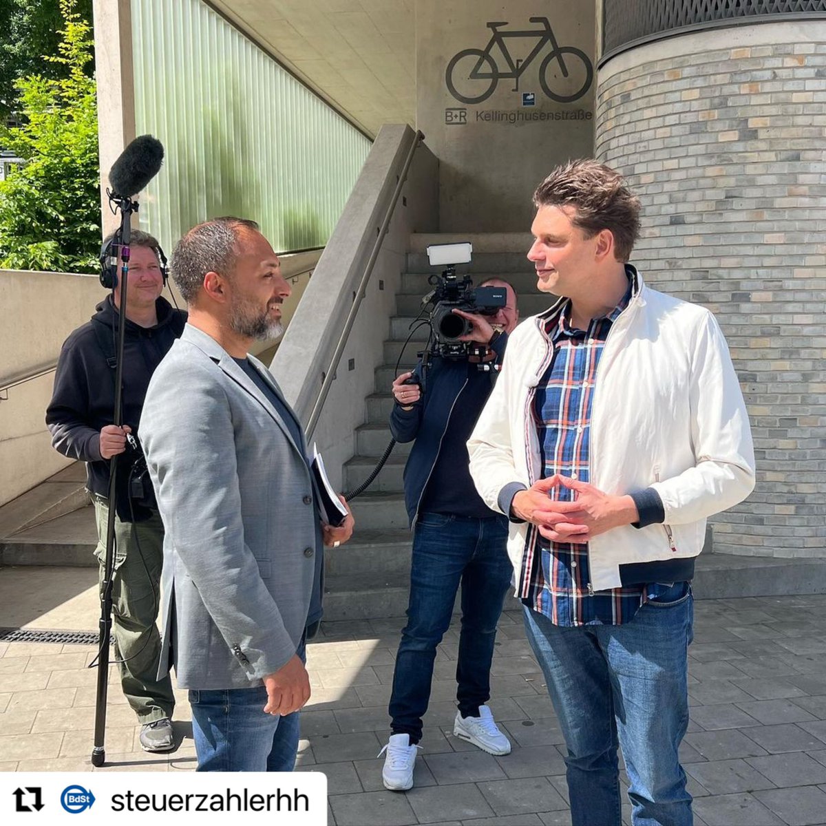Heute stand BdSt-Sprecher Sascha Mummenhoff gemeinsam mit Fernsehmoderator Lutz van der Horst vor der Kamera. Für die Sendung "Kabel 1 Magazin" realisierte Jürgen Groh einen Beitrag über das Fahrradparkhaus Kellinghusenstraße. Die Hintergründe demnächst bei Kabel 1.