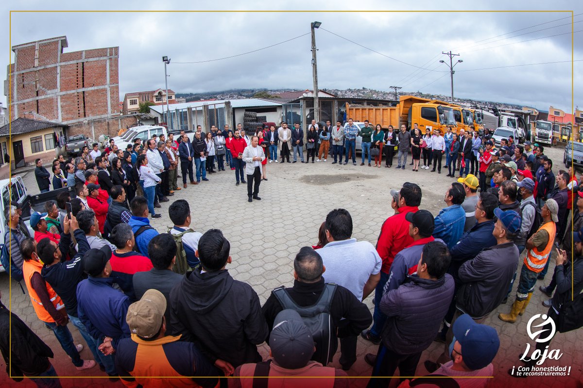 MunicipioDeLoja's tweet photo. El alcalde, @FrancoQuezada_, visitó a los trabajadores de la #Umapal para saludarlos, agradecer por su trabajo y presentar a su equipo. Durante su intervención resaltó la importancia de dotar de implementos y mejorar el parque automotor.
#ConHonestidadTeReconstruiremos https://t.co/afzt8kWMjr