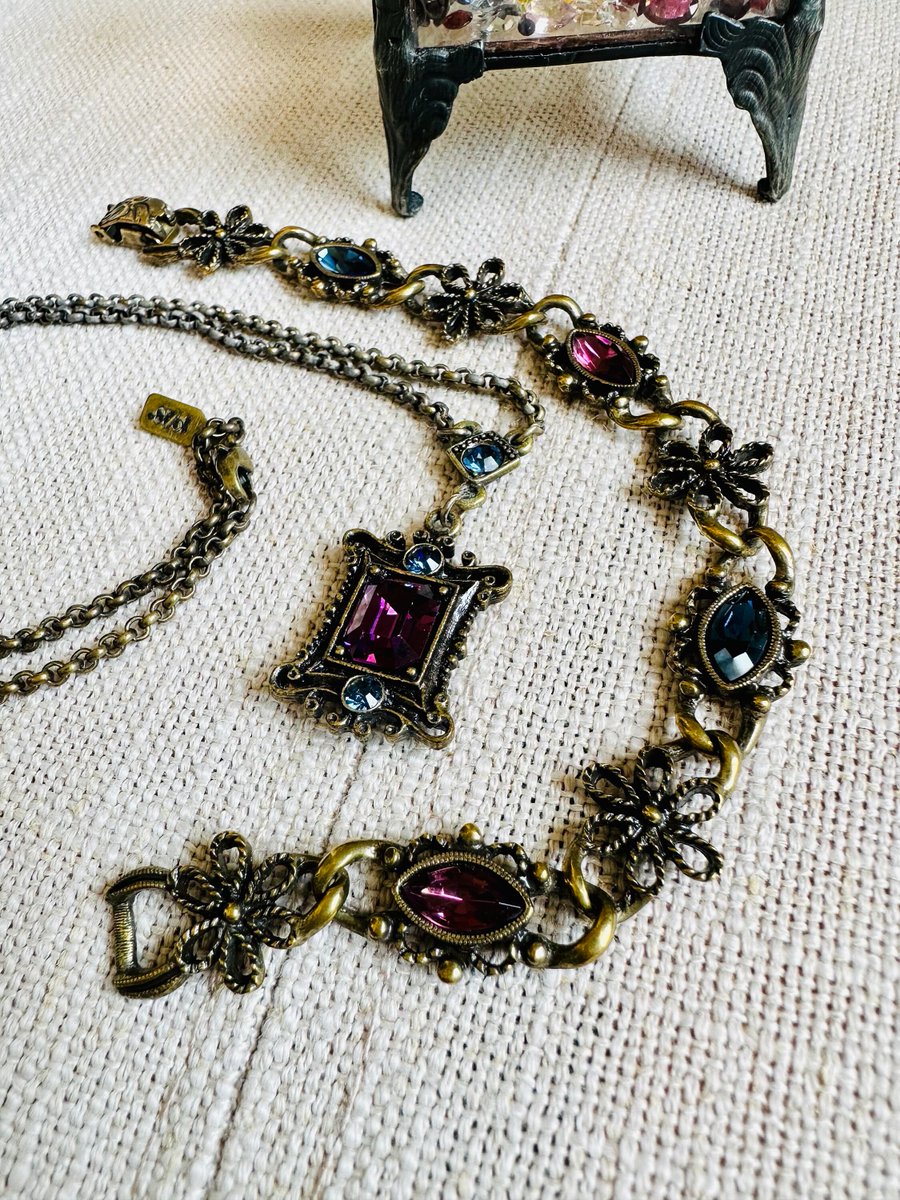 jarmgirl's tweet photo. Etsy shop BrocanteAttic. https://t.co/HTOEUbg131 #etsy #1928jewelry #necklacebracelet #1928jewelryset #purpleblue #glassstones #antiquebrass #antiquemetal #vintagefinish #edwardianjewelry https://t.co/3S4qSEBXUE