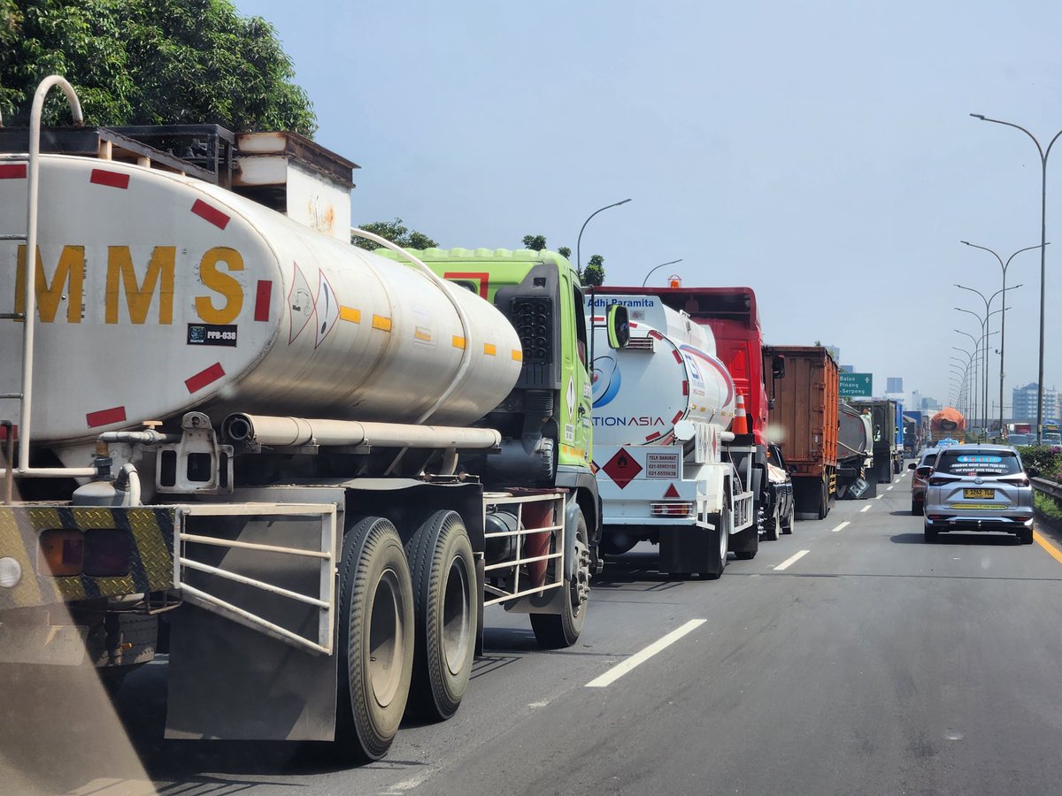 Kemacetan di jalan tol JORR krn banyaknya truk yg tenaganya kurang dan muatannya berlebih sehingga kecepatannya menjadi lambat. Sudah waktunya dibuatkan aturan agar truk2 angkutan diremajakan dan ada minimum horse powernya. Atau lebih memfungsikan angkutan laut karena lebih murah
