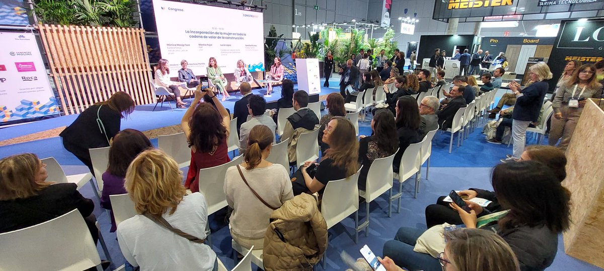 FLCconstruccion's tweet image. Mesa redonda 🔵 #Construmat
♀️"La incorporación de la mujer en toda la cadena de valor de la construcción" . 

🗣️ Lucía López Alé, nuestra gerente en Catalunya destaca el trabajo que se está llevando a cabo desde la FLC para conseguir la igualdad de oportunidades en el sector
