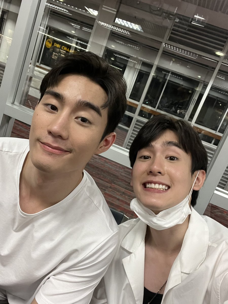 kasibook's tweet photo. จบแล้วววววววว มาส่งกันต์กับเชร์ กลับโลกนิยายกันน บะบายยยยย 
ปล. ยังติดอยู่สนามบินอยู่ครับ #OurSkyyxaBossandaBabeEP2 https://t.co/zqEXgwX2XO