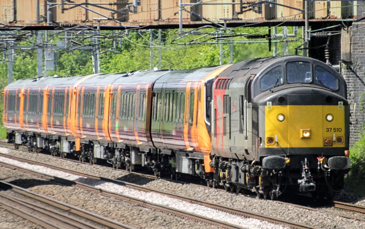 A now ploughless 37510 'Orion' dragging 730023 and 730025 past Cathiron on 5Q72 Oxley Car MD to Wembley Inter City Depot. 
#railoperationsgroup
#class37
#class730

flic.kr/p/2oCNBhV