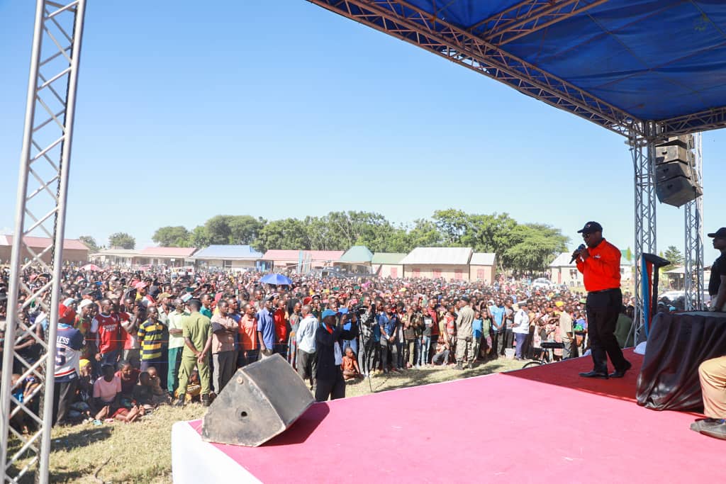 Mkutano wa tatu kwa leo, kata ya Majimoto, jimbo la Kavuu, Mkoa wa Katavi.

MaCCM yamefanya wananchi wa Kavuu kuwa maskini. Huku ndiyo chaka lao la kujificha. Tunayatoa pangoni.

Ahsante Kavuu. Ahsante Katavi. 

#255KatibaMpya #PeoplesPower ✌️