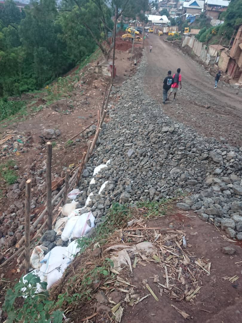 JustinOmbeni3's tweet photo. On aura tout vue dans cette province du Sud-Kivu, RD Congo. Voilà l'office de route à construit cette fameuse route, une route nationale RN2 soutenue par des sticks d'arbre 
@SudKivu @GouvSudkivu @ap_sudkivu @Presidence_RDC @AssembleeN_RDC @financesrdc @Com_mediasRDC https://t.co/dXeNC8M9zB