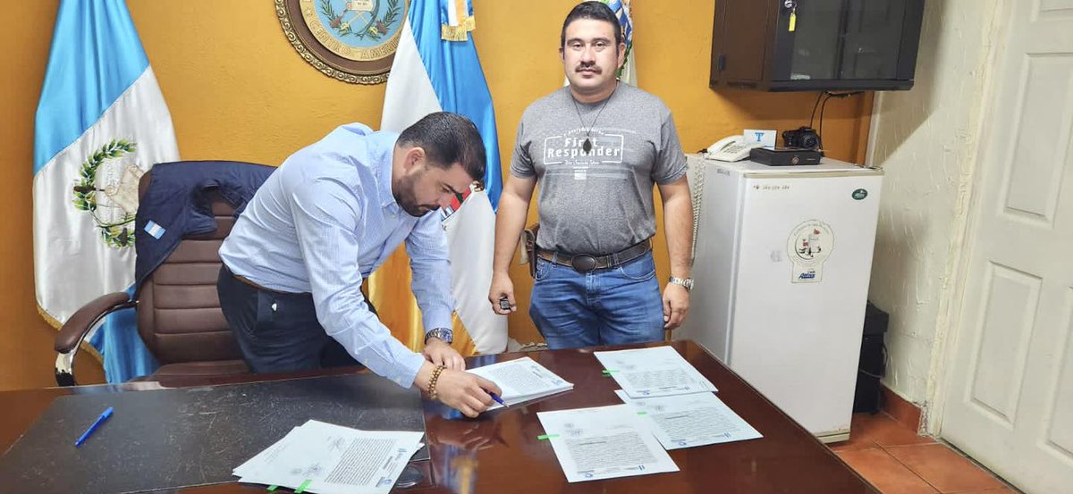 gobchiquimula's tweet image. El convenio del proyecto: Mejoramiento Camino Rural Los Gonzales, Aldea Agua Zarca, San Jacinto, Chiquimula, con aporte del -CODEDE- de Q.554,000.00, fue firmado por el  el Señor Alcalde Municipal de San Jacinto y el Presidente del -CODEDE-
#SCEP #Codede #guatemalanosedetiene