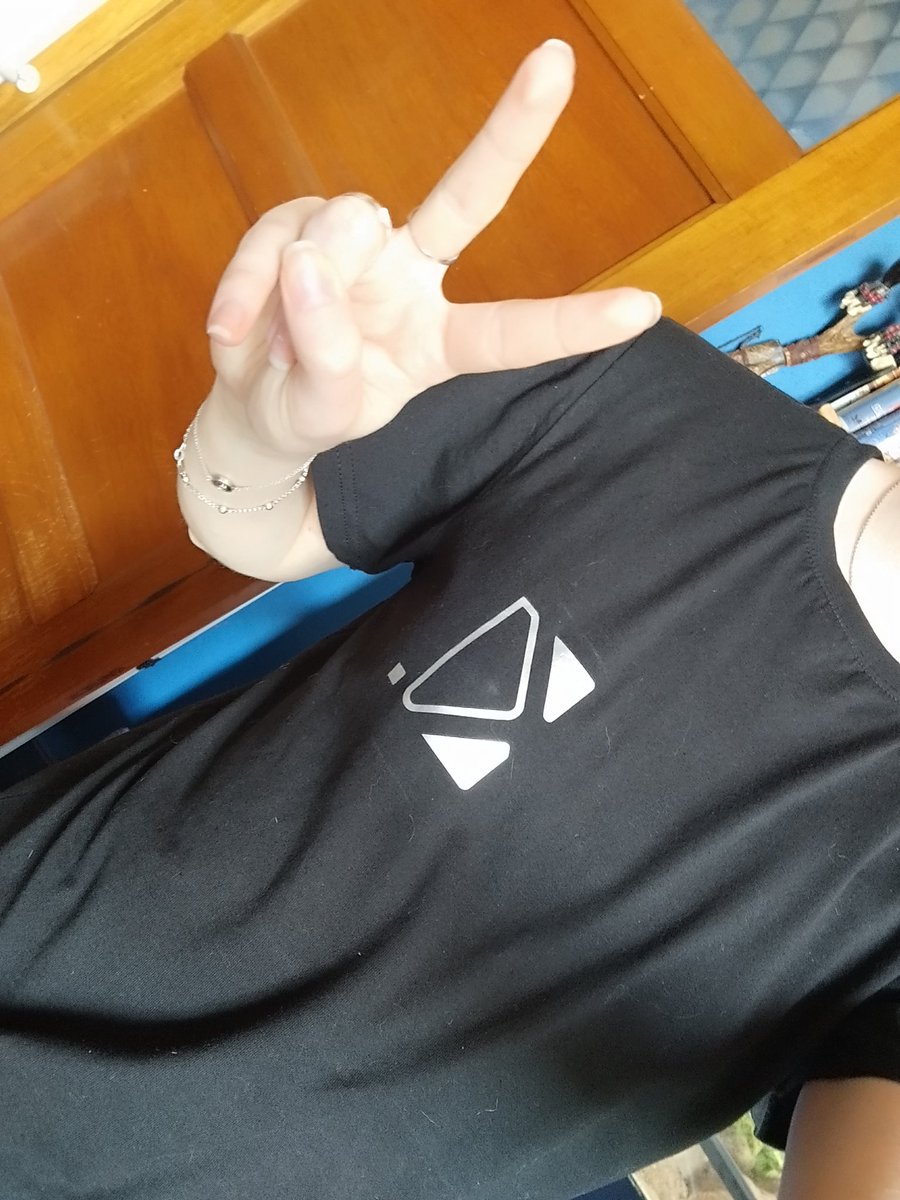 KimBnjn_Studio's tweet photo. Je vous avoue, je suis un peu fière pour un premier test maison 🤩

T-shirt avec flex thermocollant 👀💪🏻 https://t.co/AmjqsO3BMt