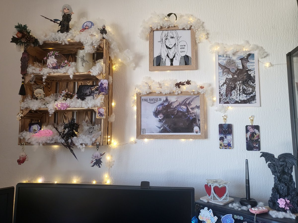 PizzaEchse's tweet photo. Finally, my #Estinien / #Ishgard shrine is basically done. I'm so, so happy. I love every aspect of it! I'm looking forward to get new keychains and little things 💕💕💕

Please check out the artists @zhyphenth @cynniminnii @redbeersake and @888beru 

#FinalFantasyXIV #FFXIV https://t.co/d9G6O32lFN