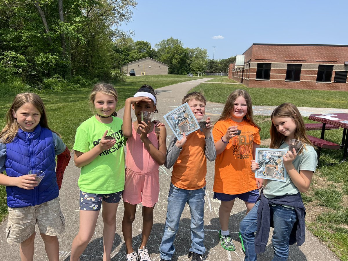 blockerbie_gl's tweet image. Do you know the secret ingredient to getting flowers to grow? Read to them, of course!! 🌸 📚🌺#growingreaders #gogulllake @glbluedevils @rwoodrow8 @ambell0727