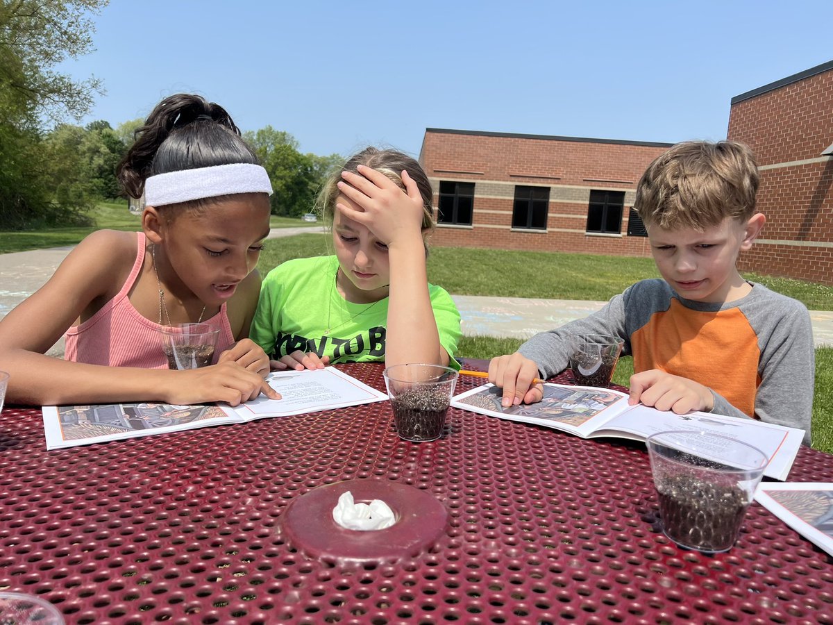 blockerbie_gl's tweet image. Do you know the secret ingredient to getting flowers to grow? Read to them, of course!! 🌸 📚🌺#growingreaders #gogulllake @glbluedevils @rwoodrow8 @ambell0727