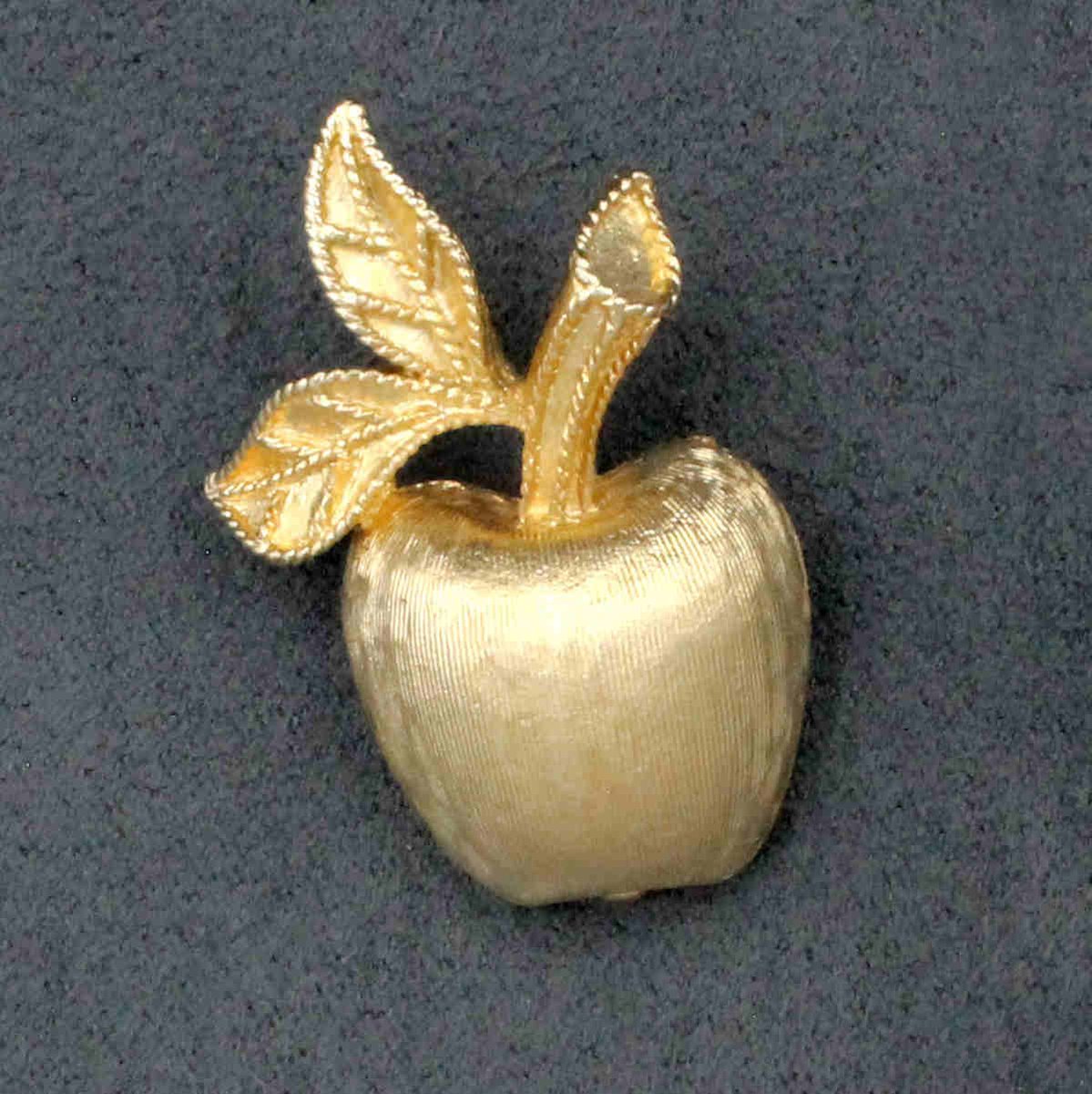 Cute Avon apple brooch
#VintageJewelry #Avon #designer #signed #brooch #figural #giftforgraduate #giftforteacher' buff.ly/3WucqlC